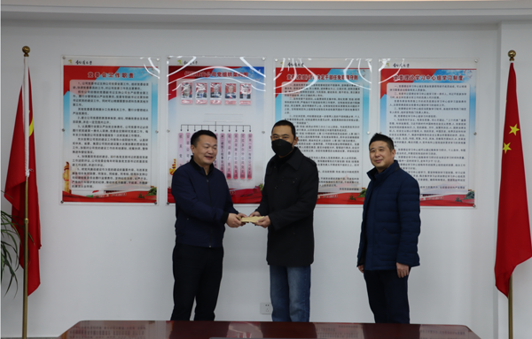 集團(tuán)公司黨委委員、副總經(jīng)理胡新付到公司走訪慰問