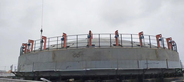 湖北宜昌和友硫酸倉儲物流新建項(xiàng)目首臺酸罐帽頂?shù)跹b成功 湖北宜昌和友硫酸倉儲物流新建項(xiàng)目首臺酸罐帽頂?shù)跹b成功